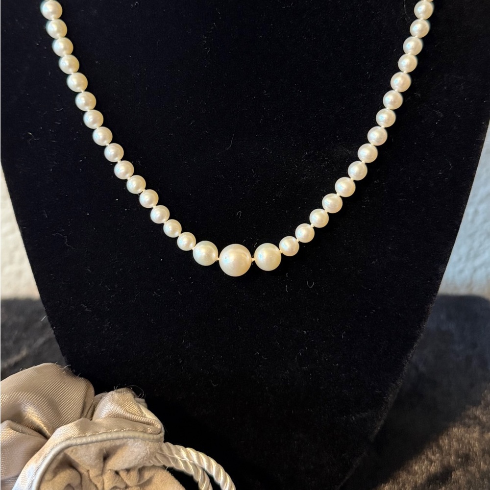 Elegant Pearl Necklace - Picture 2 of 5